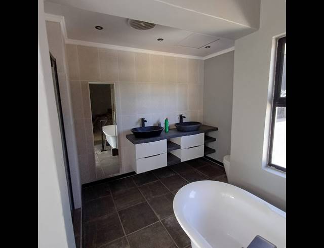6 BEDROOM HOUSE FOR SALE IN HENLEY ON KLIP